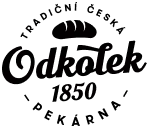 Ženské ruce držící klíč a odemykající zámek na černém pozadí.