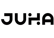 Muži a ženy sedící vedle sebe, jak si povídají a smějí se v pohodlném obývacím pokoji s velkým oknem.