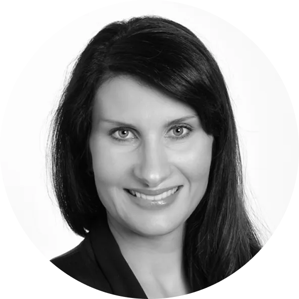 Černobílý portrét usměvavé ženy s tmavými vlasy a jasnýma očima na bílém pozadí.