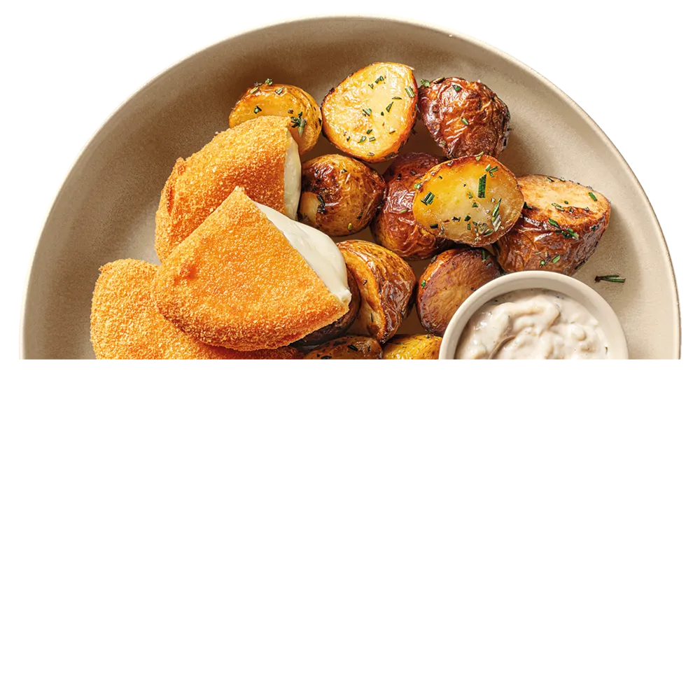 Talíř s pečenými bramborami posypanými bylinkami, smaženým camembertem a zakysanou smetanou.