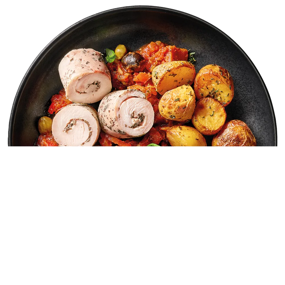 Talíř s pečenými rolovanými kuřecími prsy, restovanými bramborami a rajčatovou omáčkou s olivami.