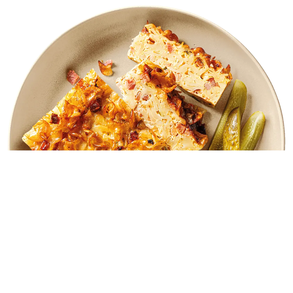 Přírodní šunkové flíčky na talíři s nakládanými okurkami.