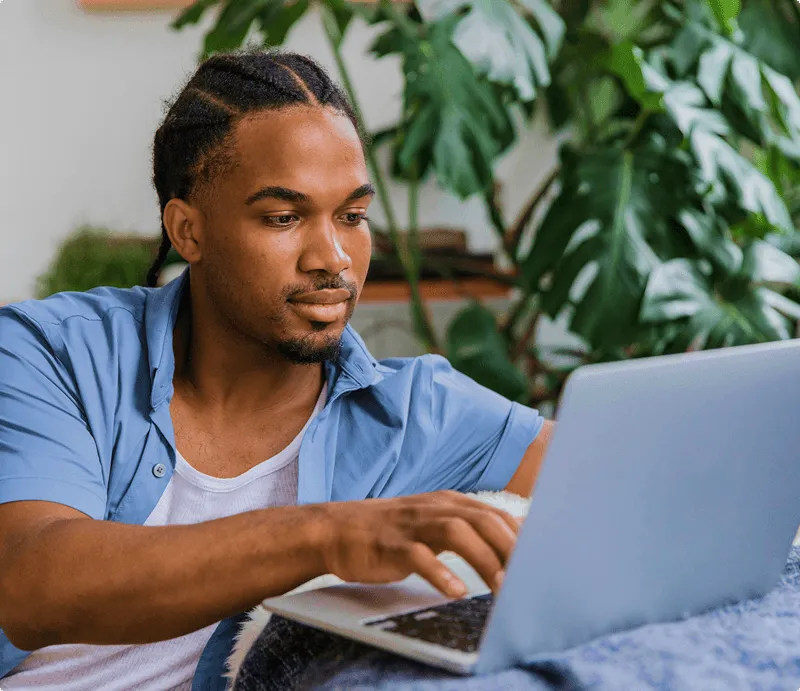 photographie d’un homme devant un ordinateur