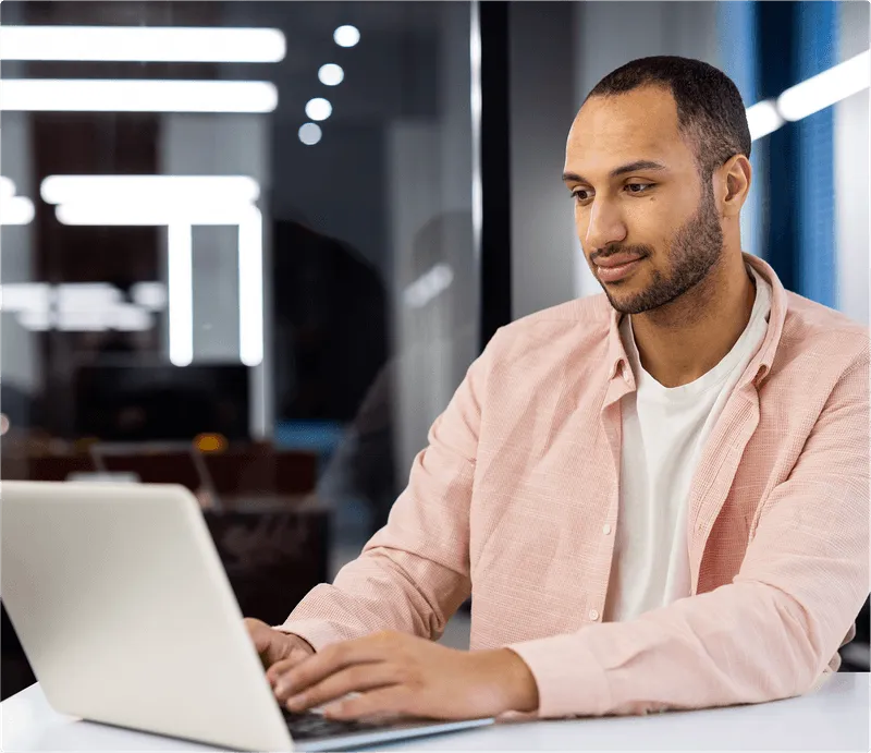 photographie d’un homme devant un ordinateur