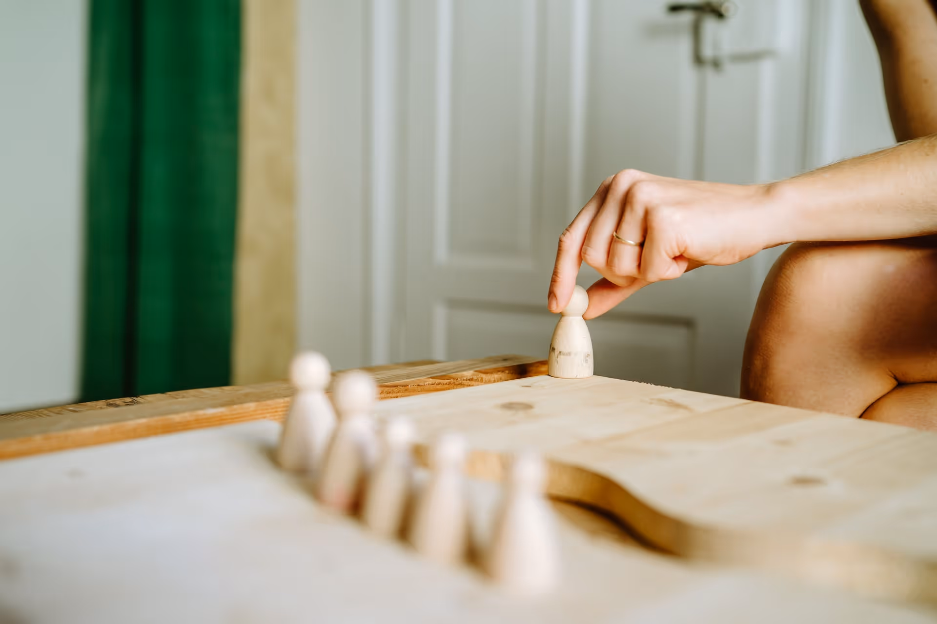 Hand versetzt Holzfigur auf einem Familienbrett