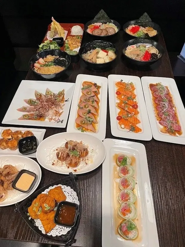 Sashimis (Tuma, salmon, and white fish) Sushi (Torn spicy Tuna), Tiraditos (Salmon and White fish), Ramen plates (Tonkotsu Ramen, Tempura Udon) and Vento Plate