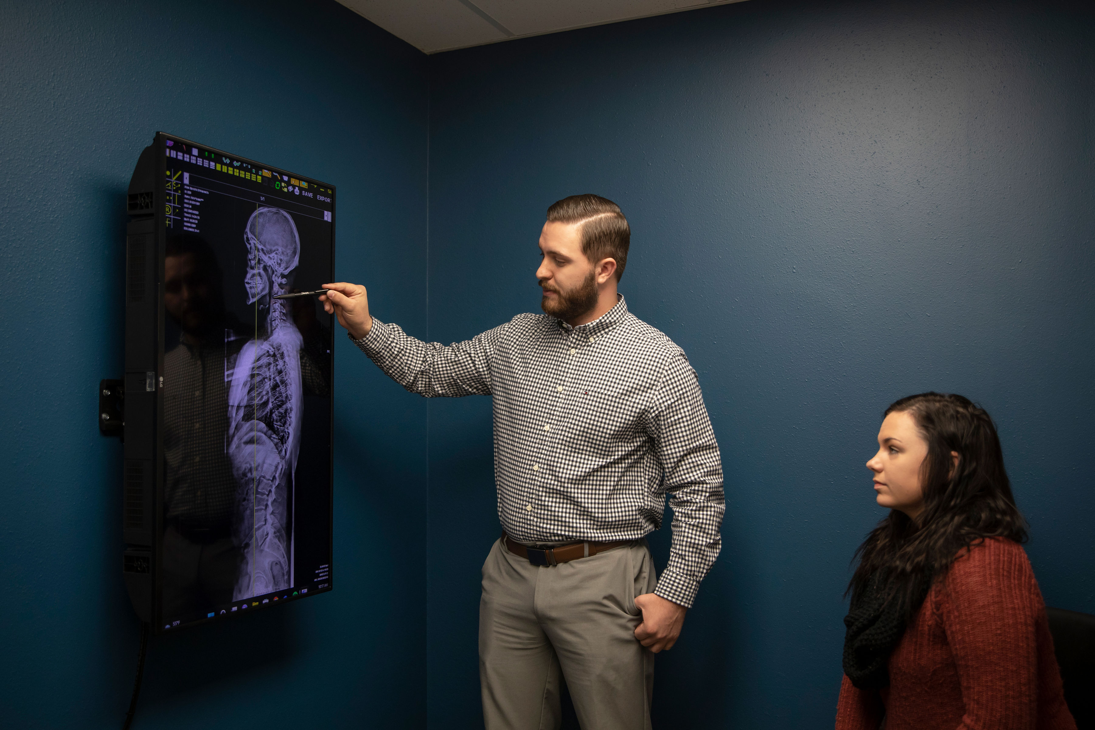 Dr. Reis reviewing x-rays with a patient during the report of findings. 