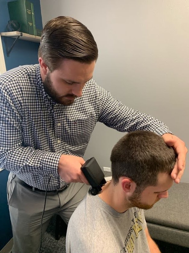 Dr. Reis performing a functional neurological heat scan on a patient using the Tytron C-5000. 