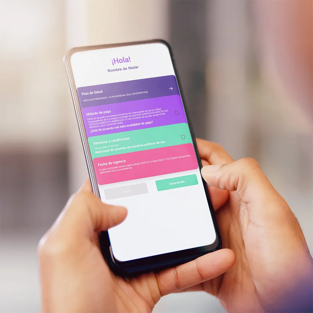 Persona revisando en su celular los detalles y condiciones de un plan digital de bienestar y salud.