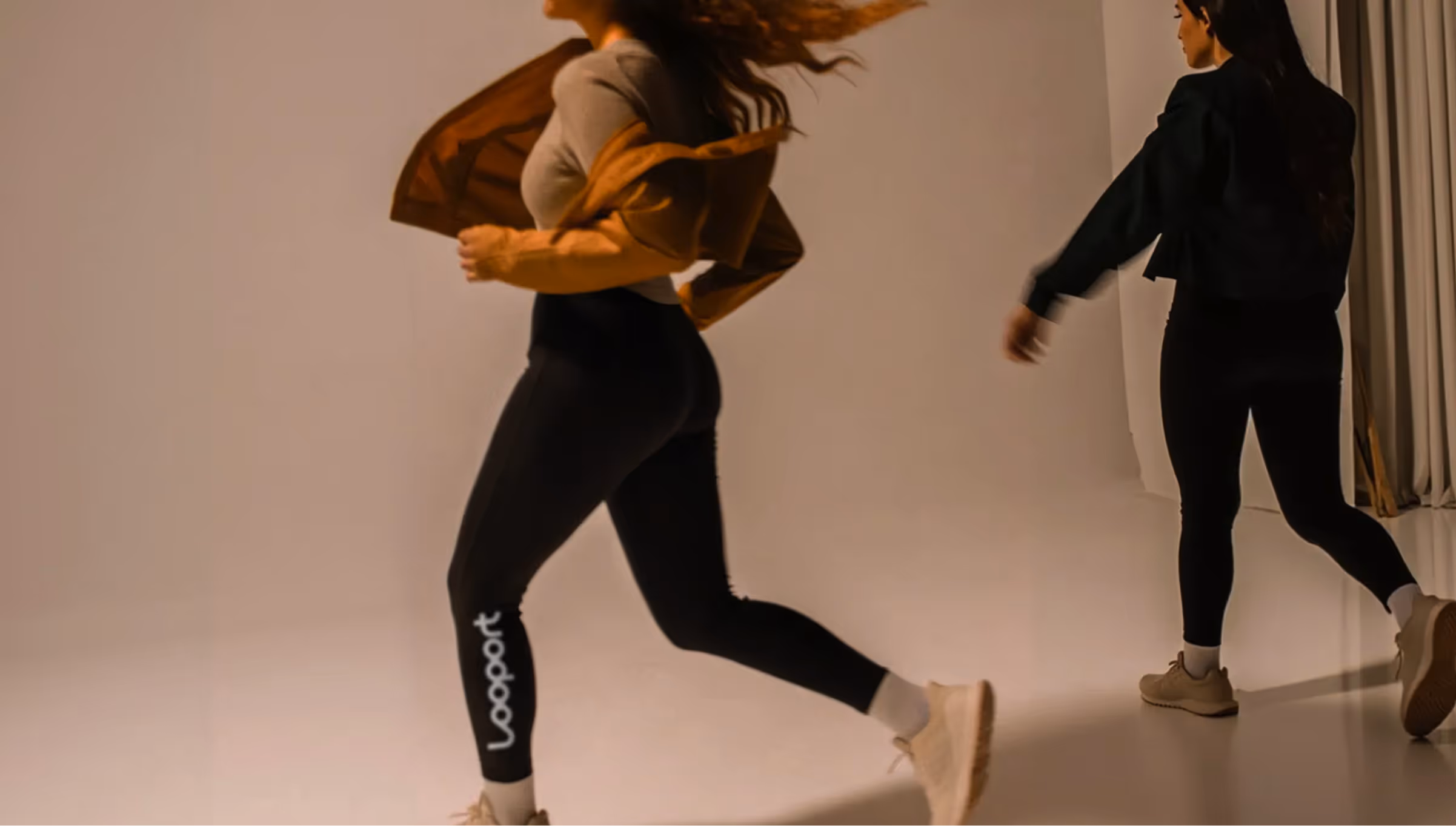 Běžci v ateliéru prezentující oblečení značky Looport