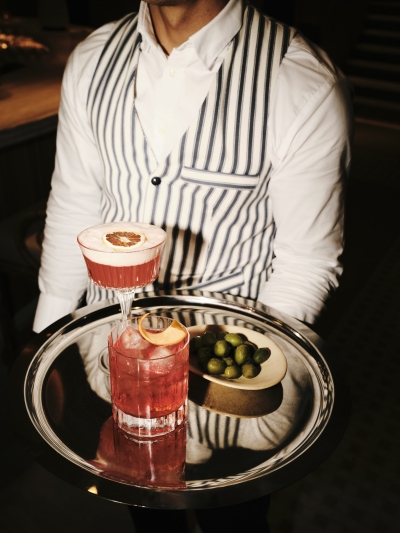 Mateo Tolosa or Rodrigo Álvarez presenting cocktails at the bar