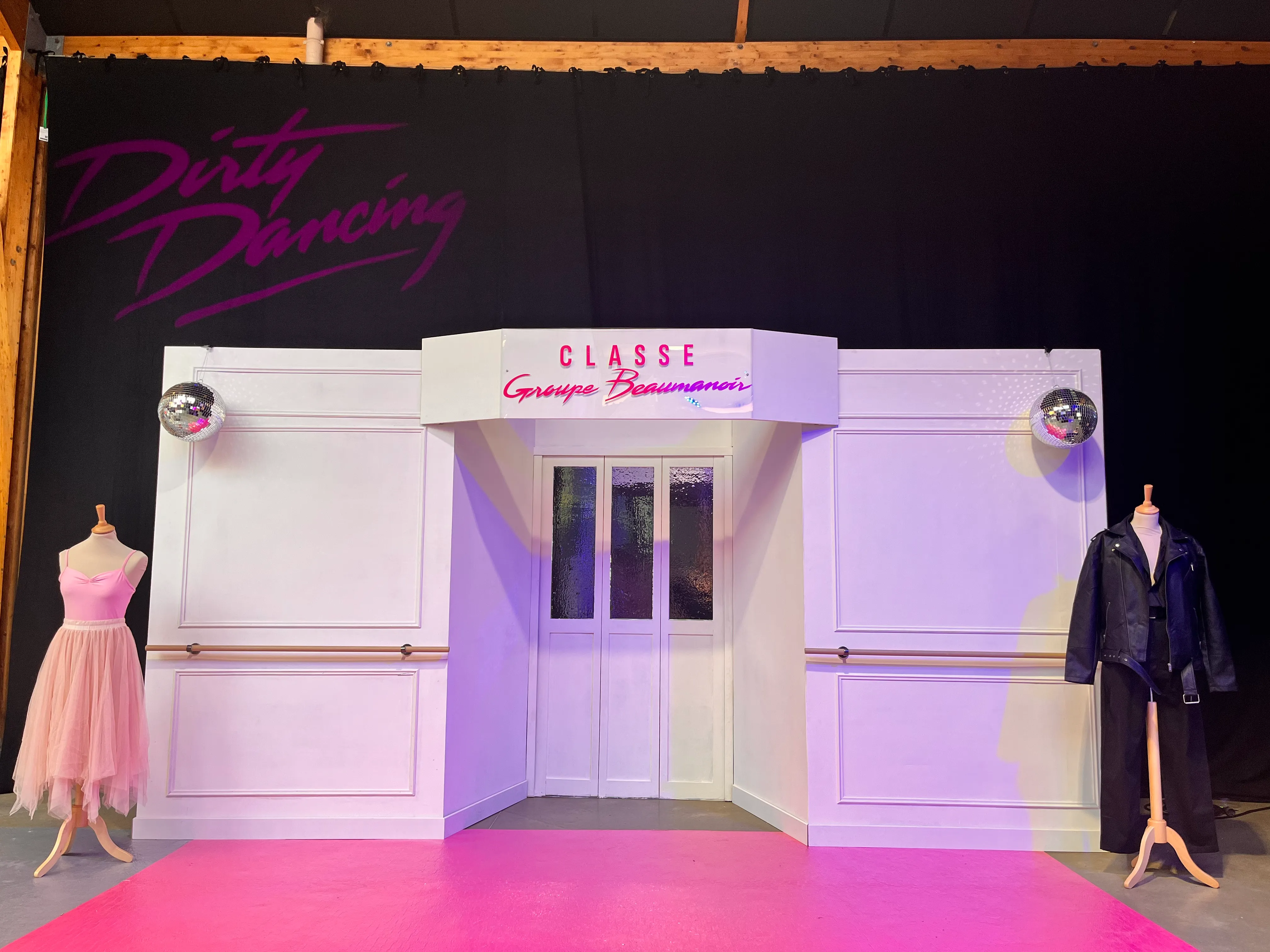 Décor de la façade de l'hôtel Kellerman's avec une enseigne néon rose "Dirty Dancing".