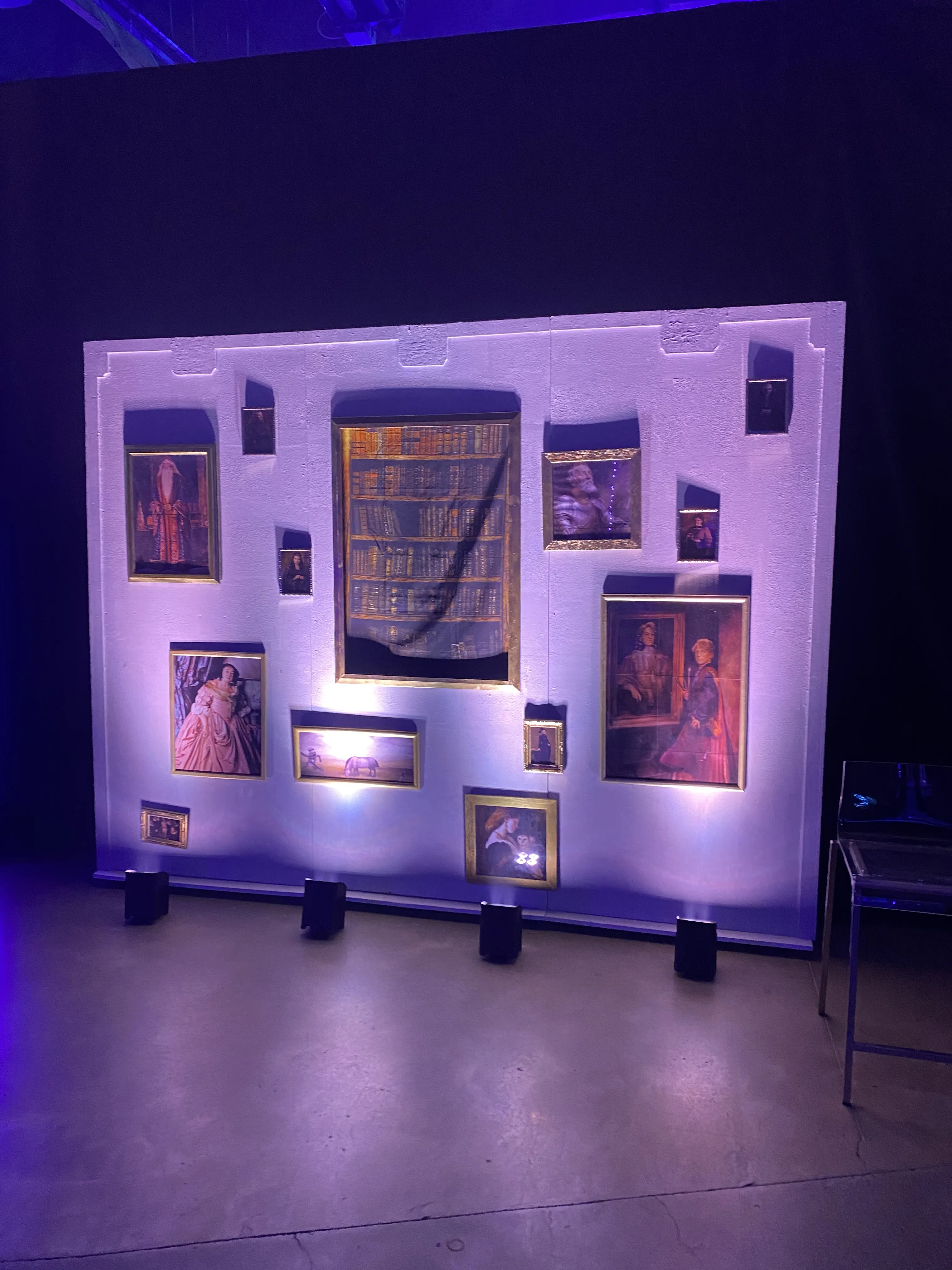 Panneau d'exposition blanc avec des cadres sur le thème de Harry Potter.