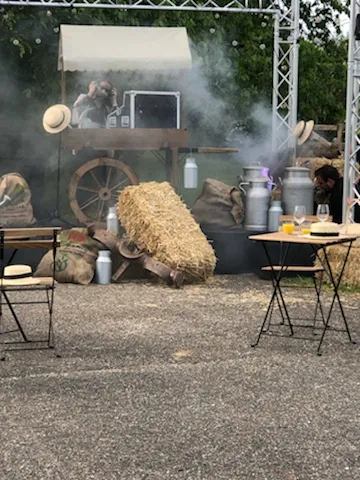 Remorque vintage de style guinguette installée en extérieur avec deux chaises.