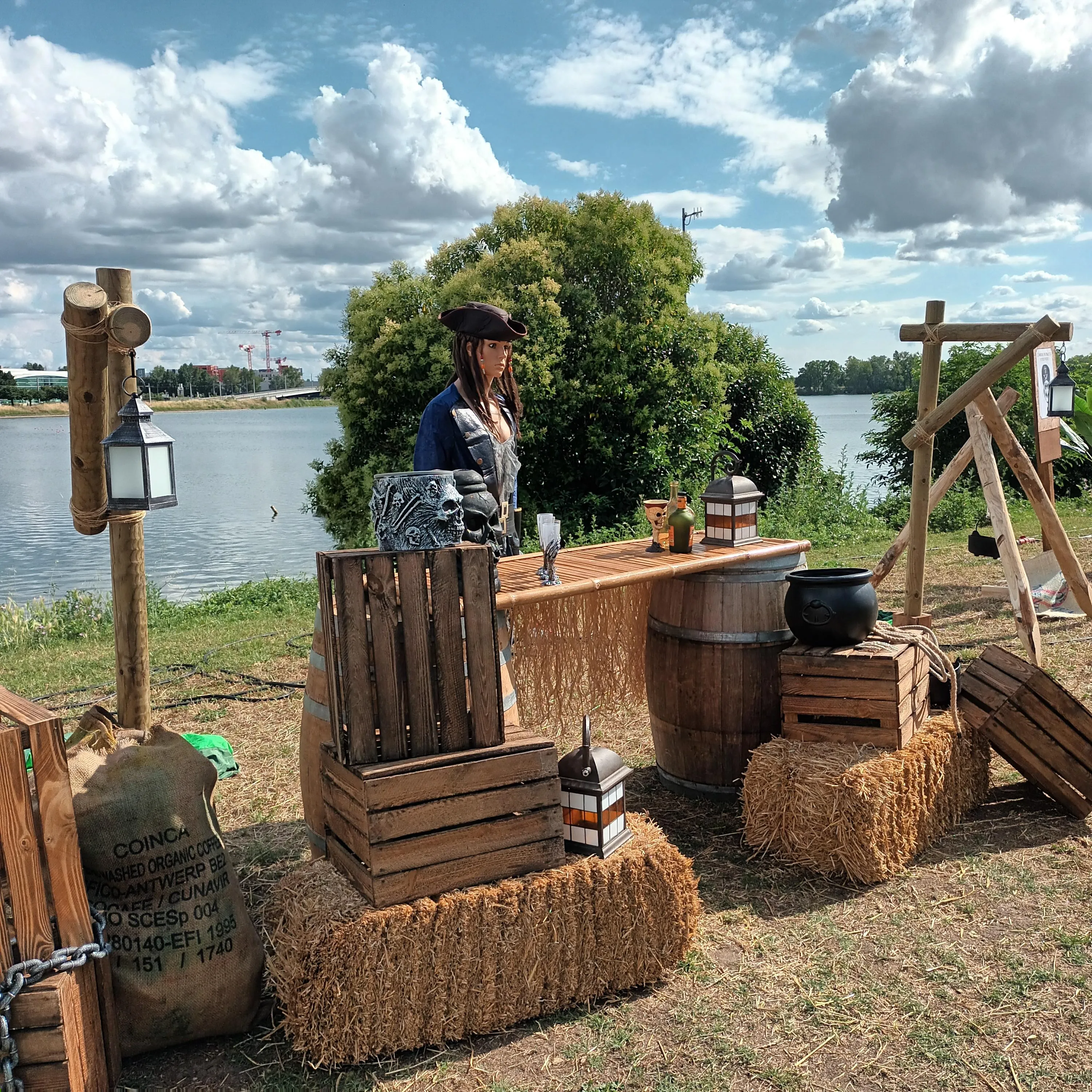 Décoration extérieure sur le thème des pirates avec coffres et bottes de paille.