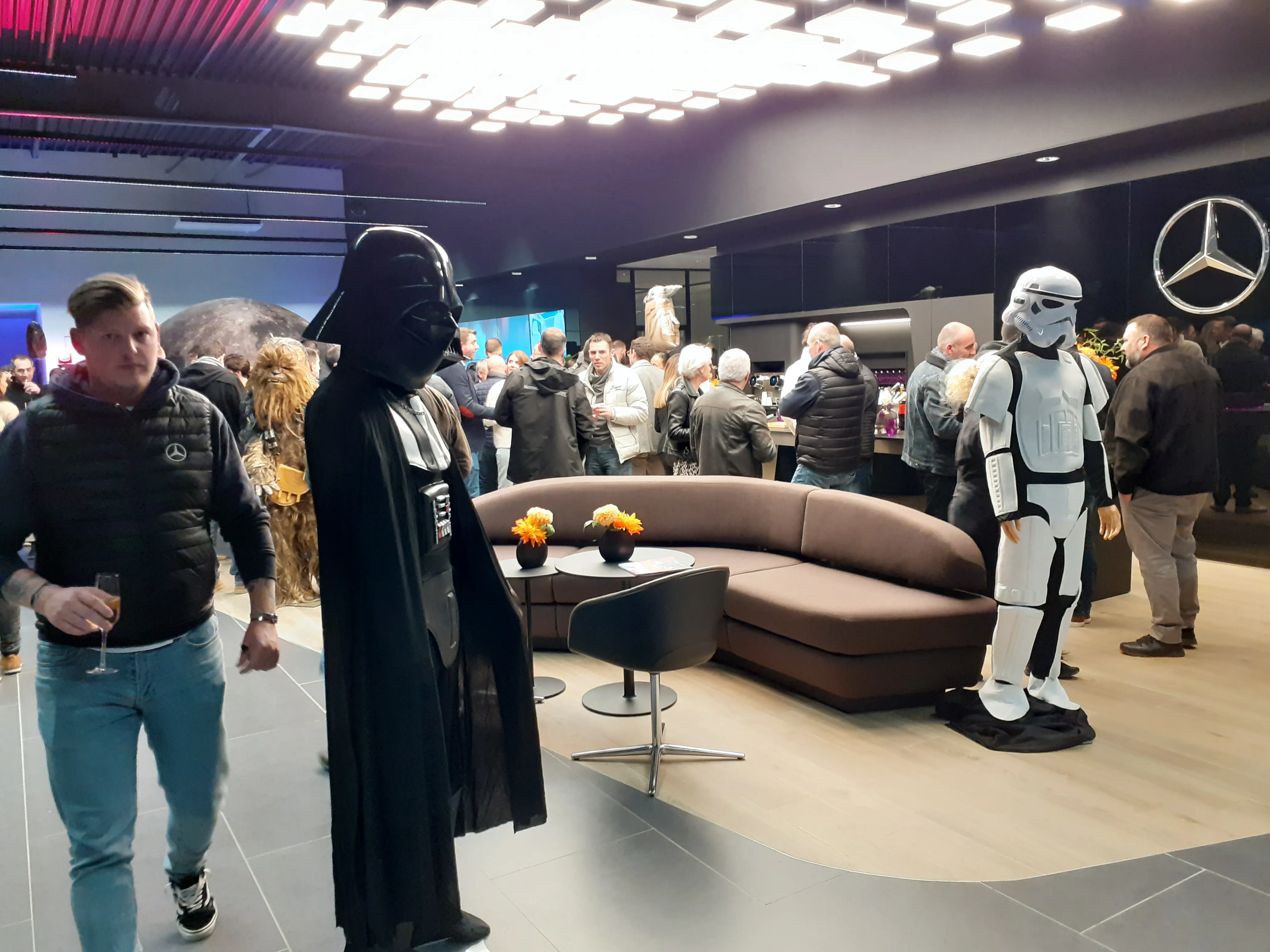 Mannequins de Dark Vador et d'un Stormtrooper exposés dans un hall d'événement.
