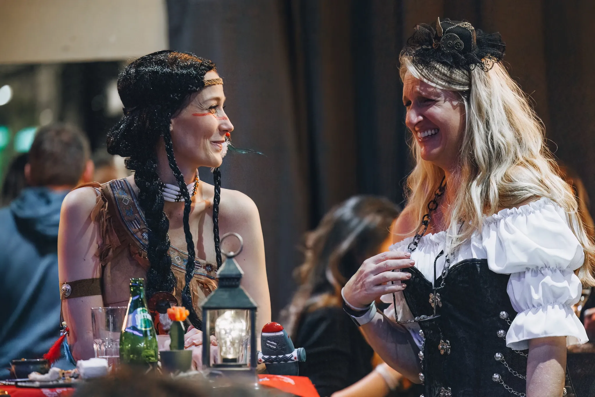 Deux femmes portant des costumes sur le thème du western.