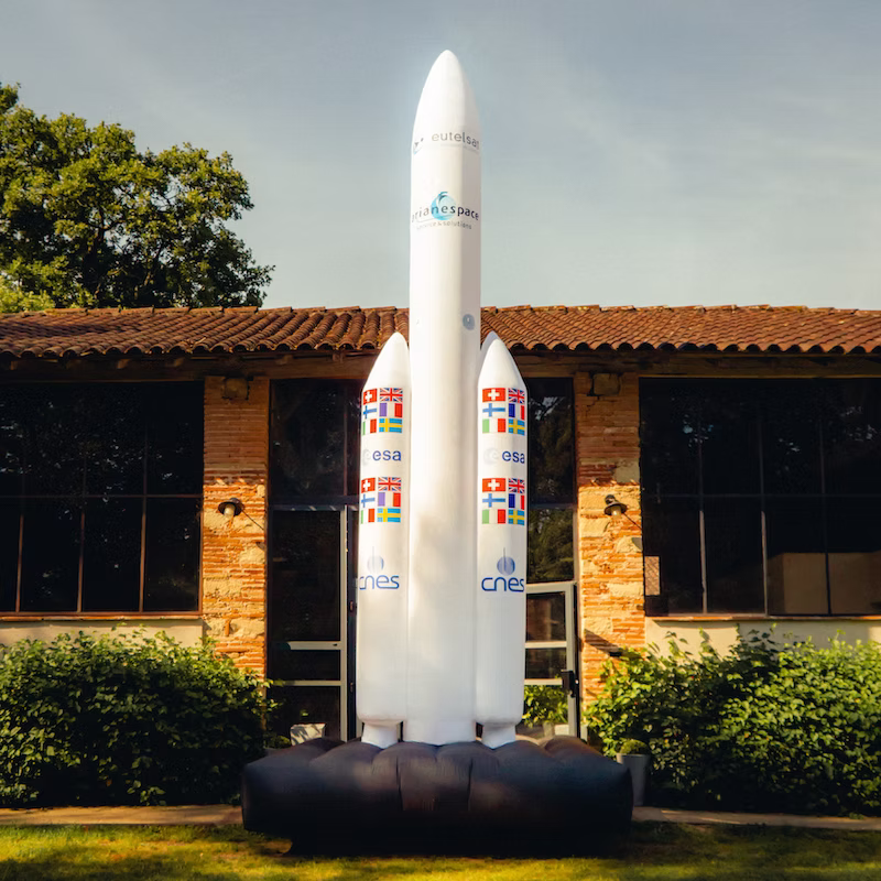 Fusée au sol ariane gonflable, décoration spatiale à louer – Mon Décor à Louer