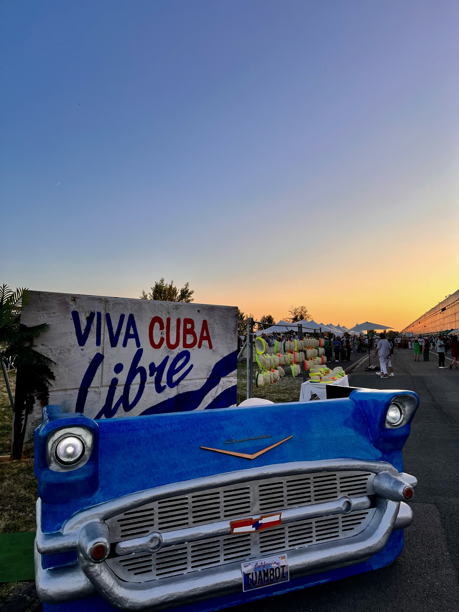 Façade décorative en dibond “Cuba Libre” avec inscription Viva Cuba Libre, idéale pour créer une ambiance cubaine festive et tropicale – location de décoration événementielle.