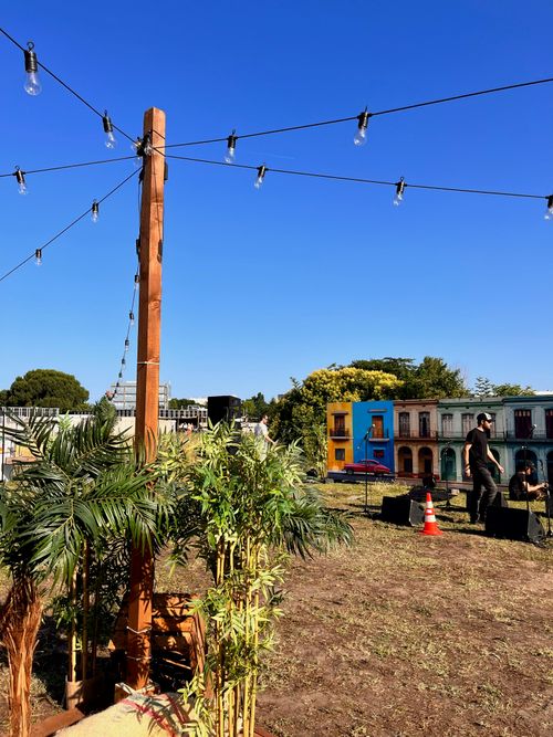 Mât central avec guirlandes lumineuses, décoration événementielle pour ambiance guinguette ou cubaine – location pour événements à Bordeaux.
