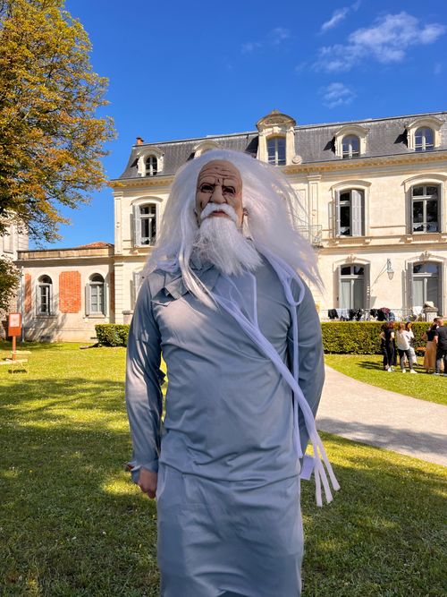Mannequin Père Fouras inspiré de Fort Boyard, décor emblématique pour événements à thème aventure – location à Bordeaux.