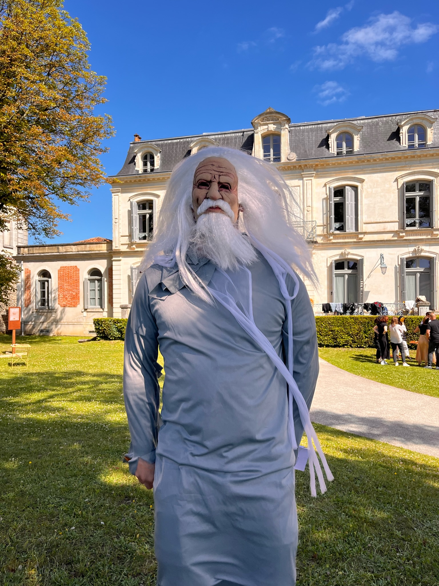 Mannequin Père Fouras inspiré de Fort Boyard, décor emblématique pour événements à thème aventure – location à Bordeaux.