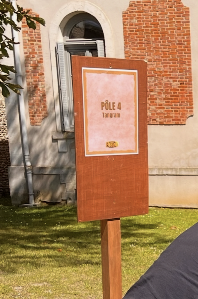 Panneau en bois avec affiche thématique, décoration rustique inspirée de Fort Boyard – location événementielle à Bordeaux.