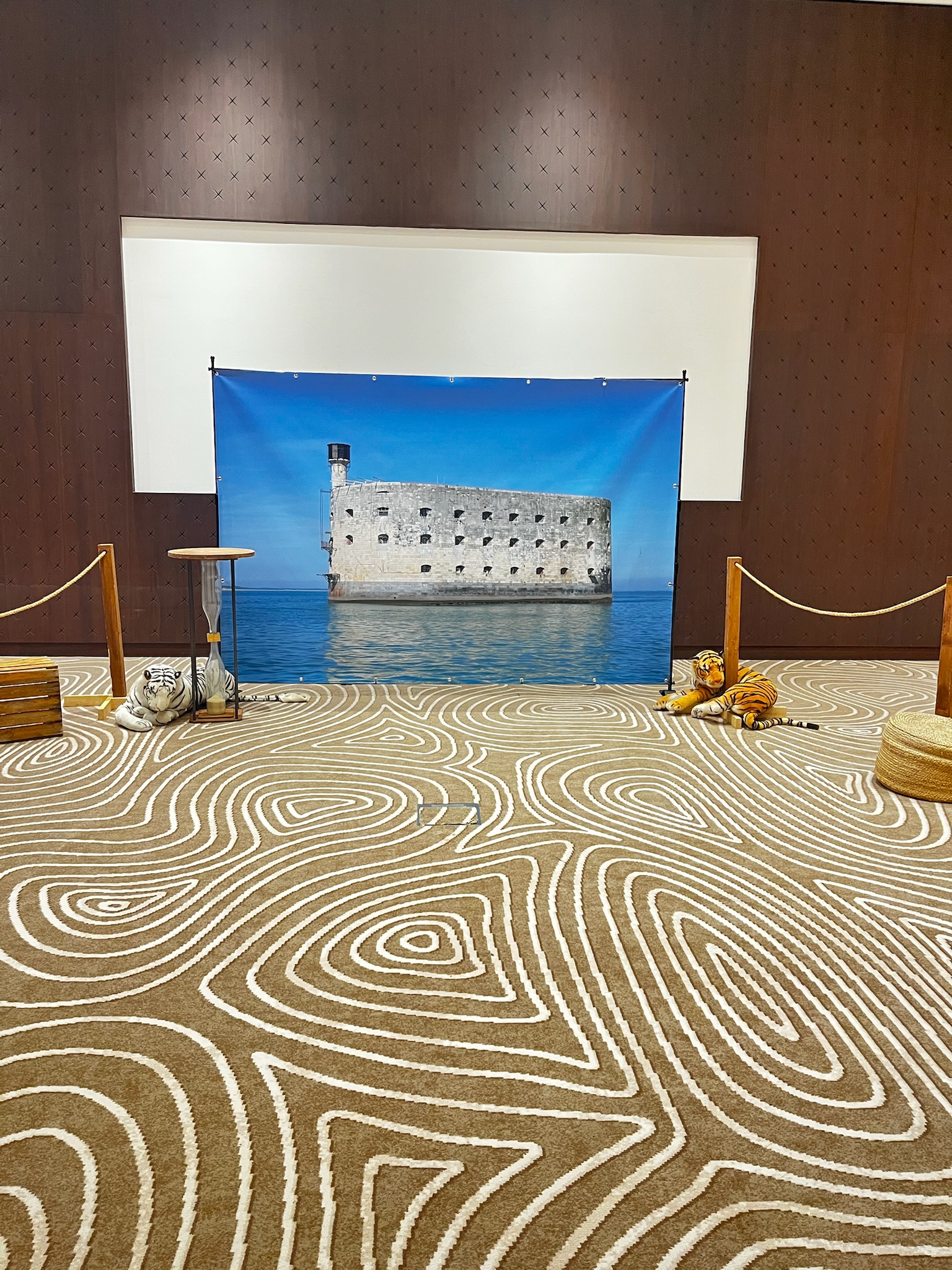 Toile tendue représentant Fort Boyard, décor immersif pour événement thématique à Bordeaux et en Gironde.