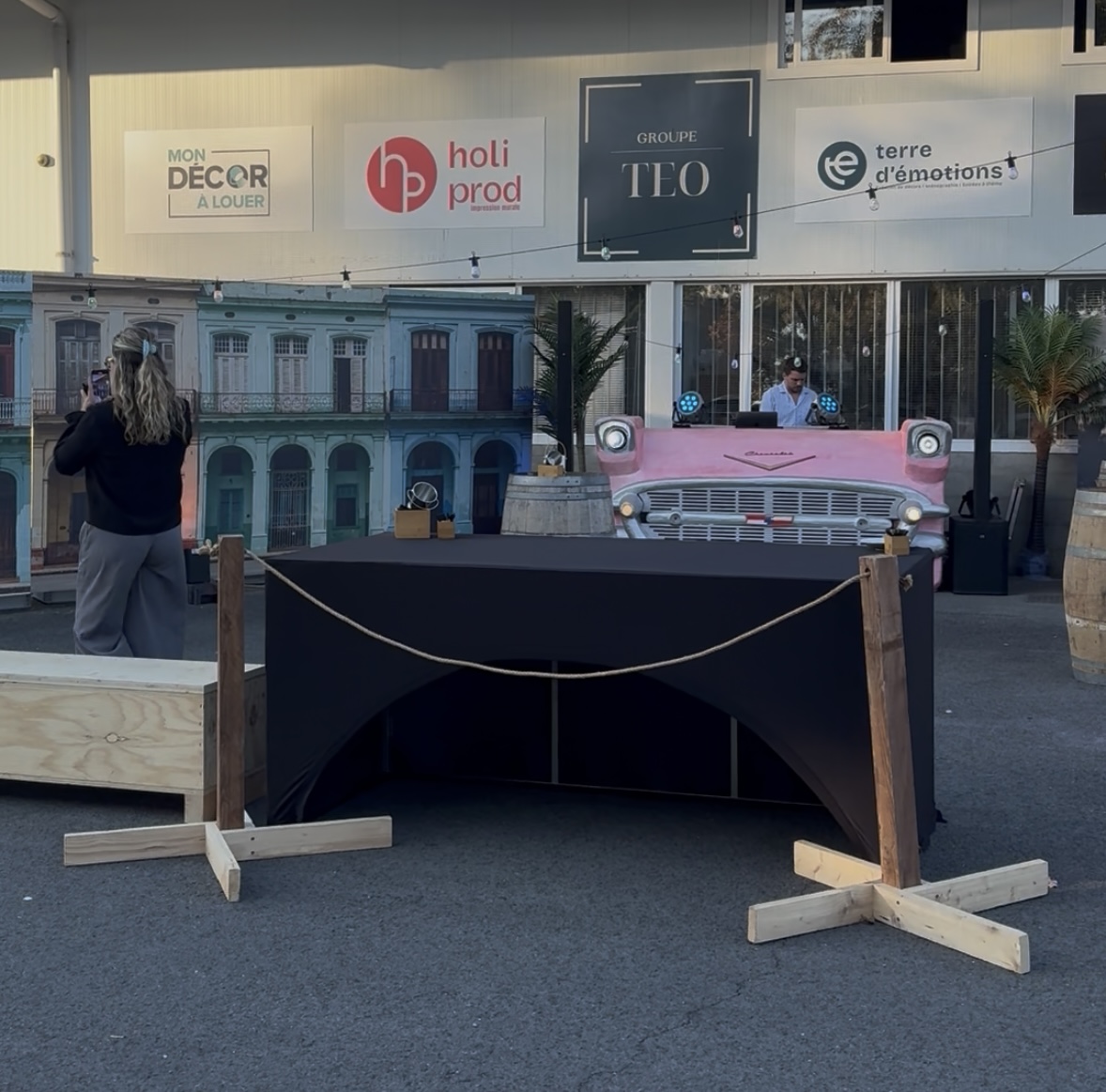 Potelets en bois ignifugés avec cordage, décor rustique et sécurisé pour thèmes Fort Boyard, Pirates, Western ou Médiéval – location Bordeaux.