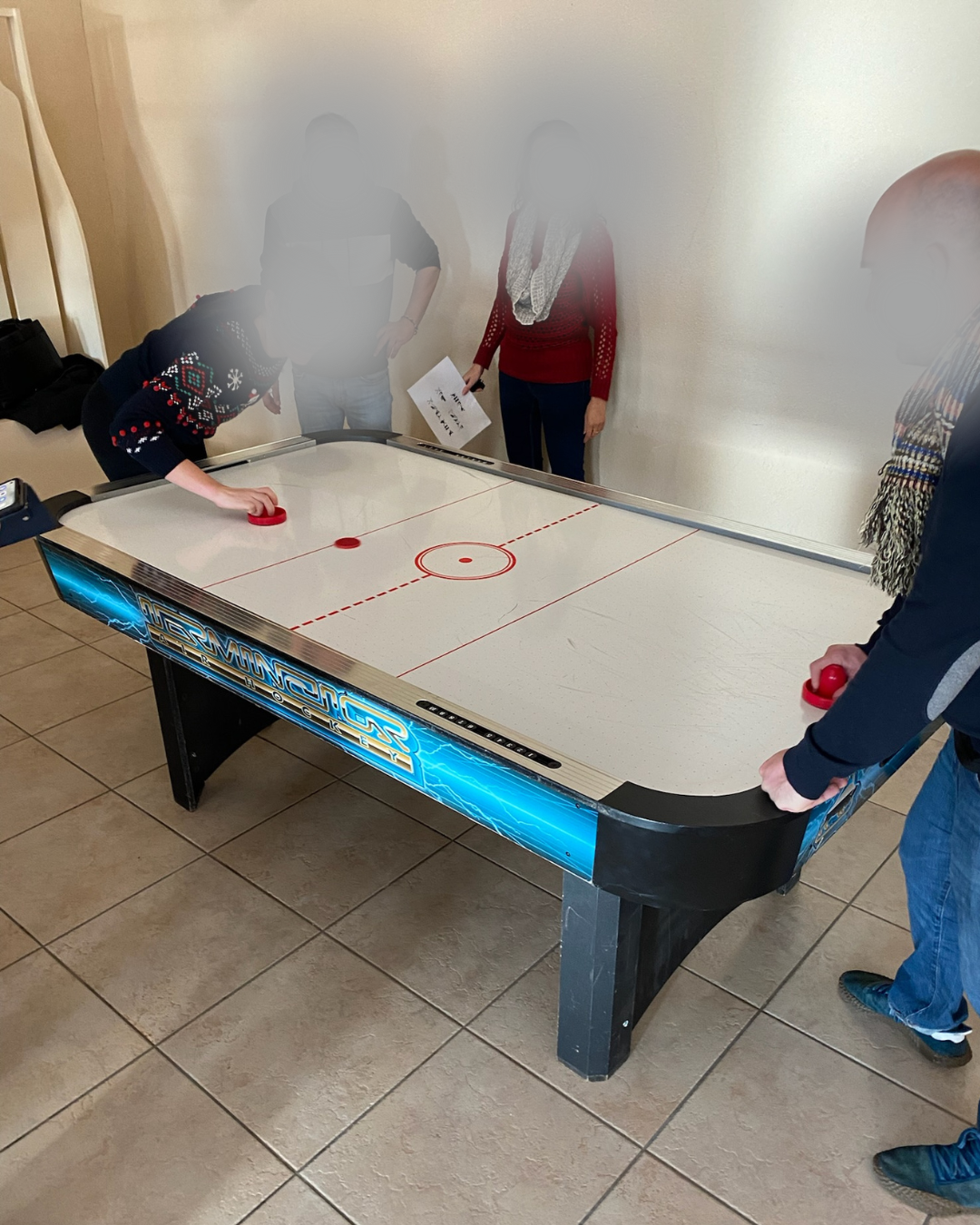 Table de Air Hockey en location, animation ludique pour événements à Bordeaux et en Gironde.