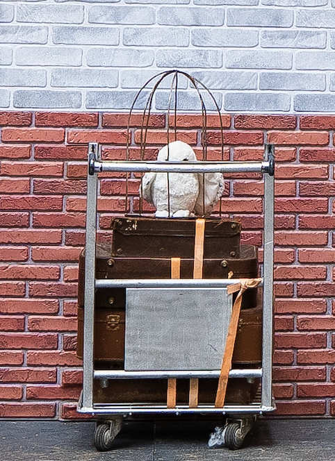 chariot avec valise + chouette, décoration événementielle à louer – Mon Décor à Louer