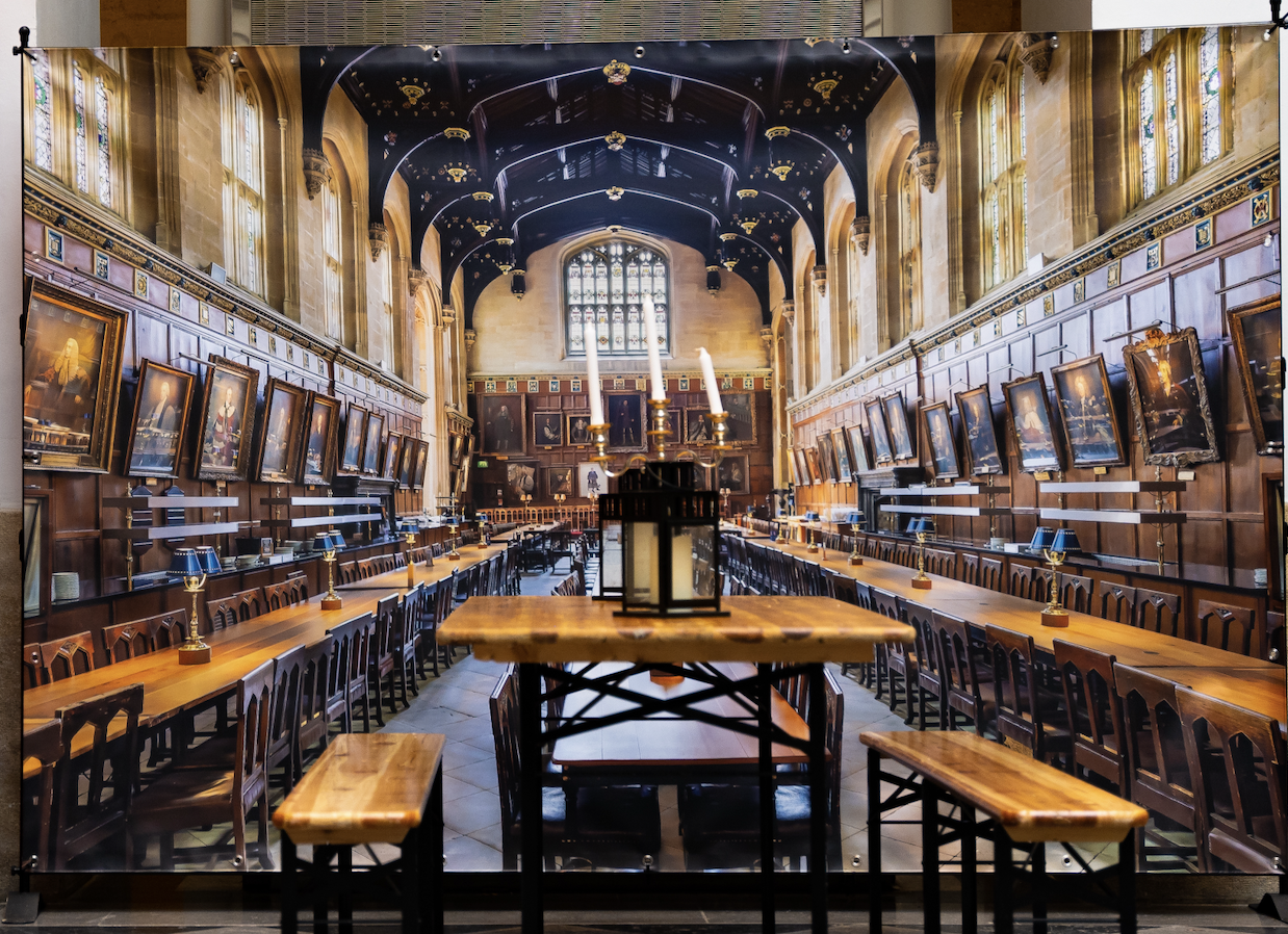 Toile tendue salle à manger de poudlard, décoration événementielle à louer – Mon Décor à Louer