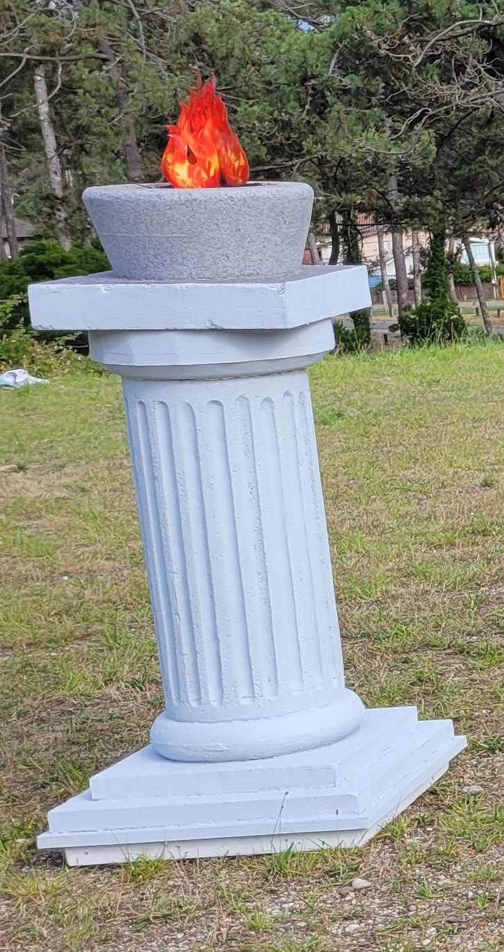 Colonne grecque décorative en résine imitation pierre, style antique, utilisée pour une scénographie événementielle à thème Antiquité.