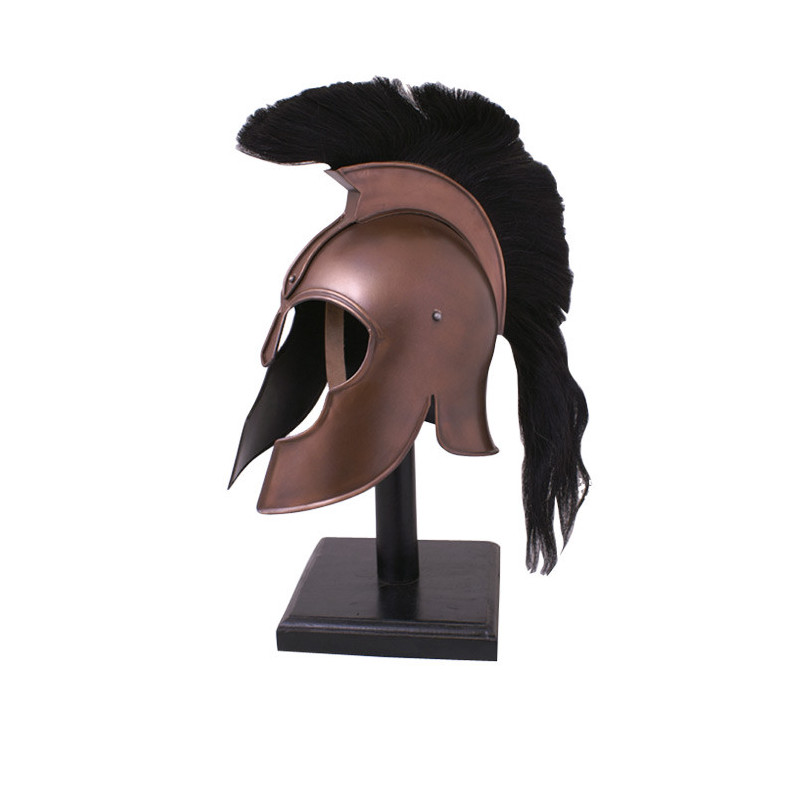 Casque grec décoratif style antique avec crête noire, présenté sur un socle pour une scénographie événementielle à thème Antiquité.