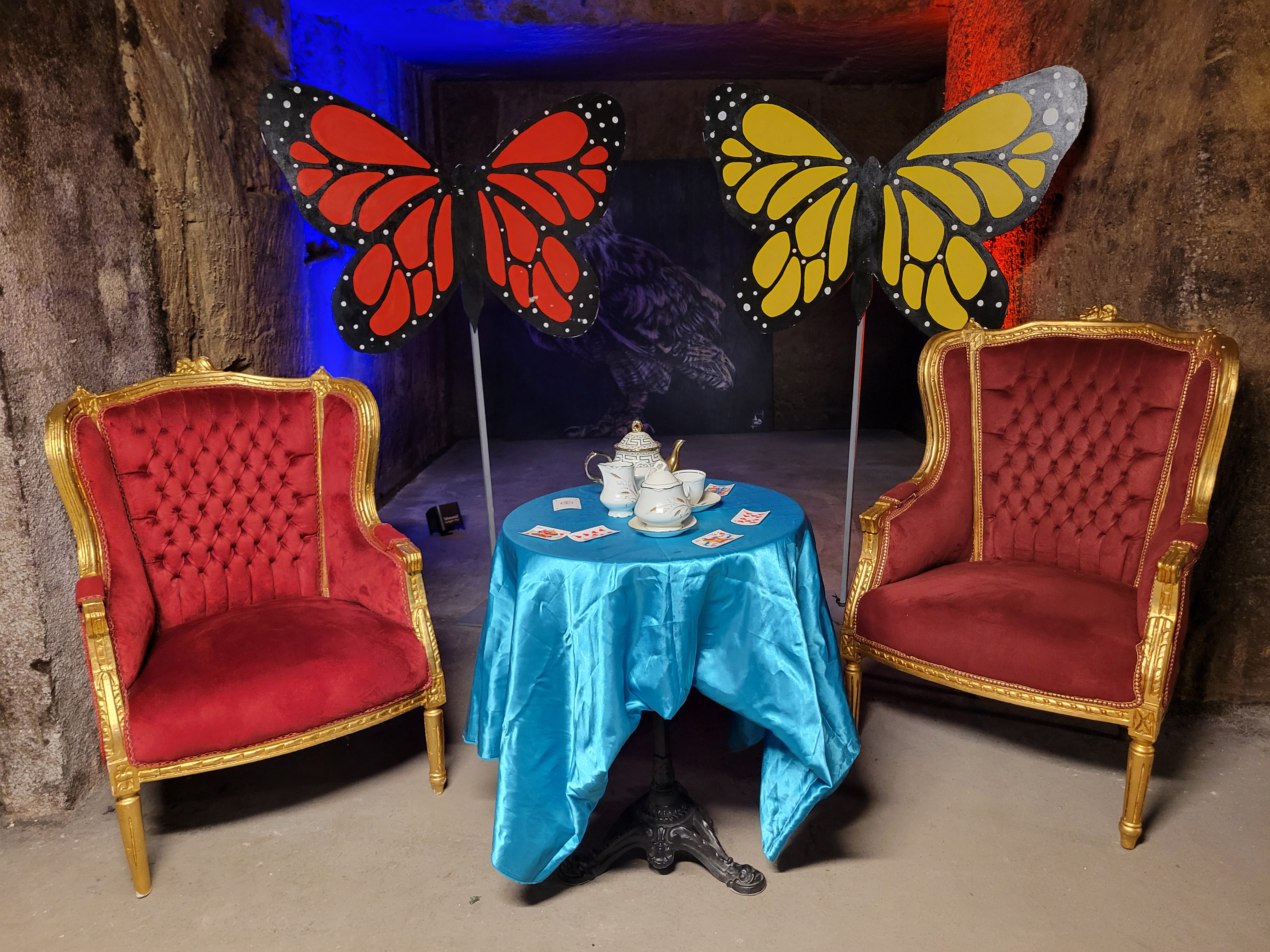 Table décorative Alice au Pays des Merveilles avec vaisselle, théières et tasses
