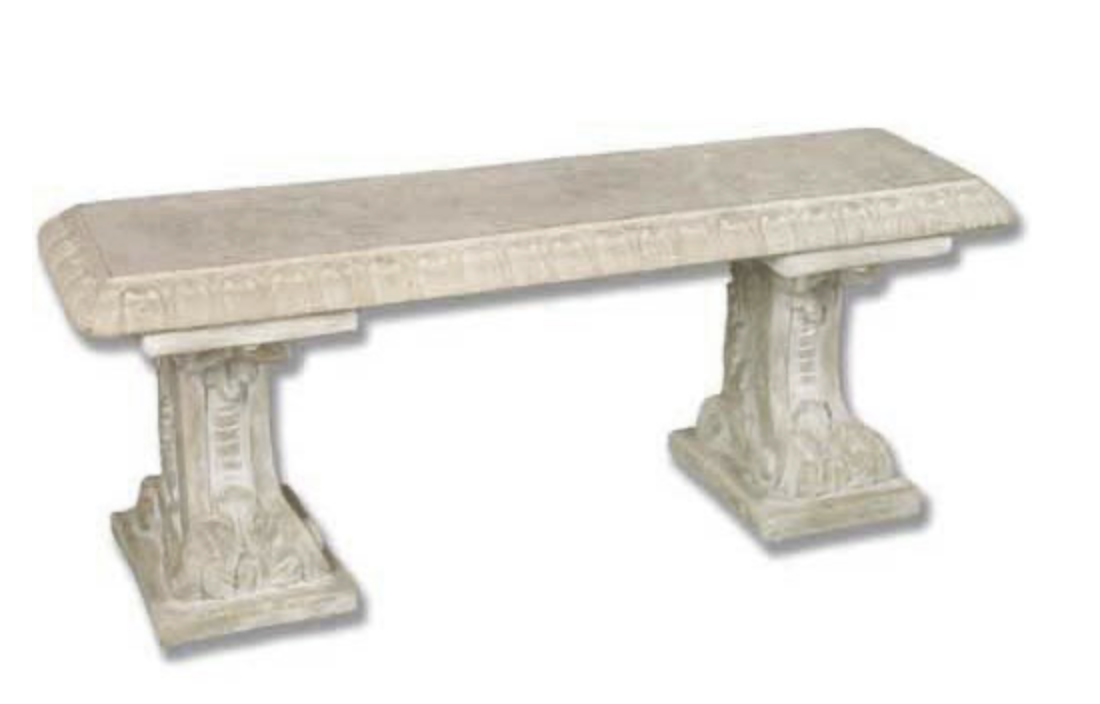 Banc grec décoratif imitation pierre, style antique, utilisé comme mobilier et élément de scénographie pour un événement à thème Antiquité.