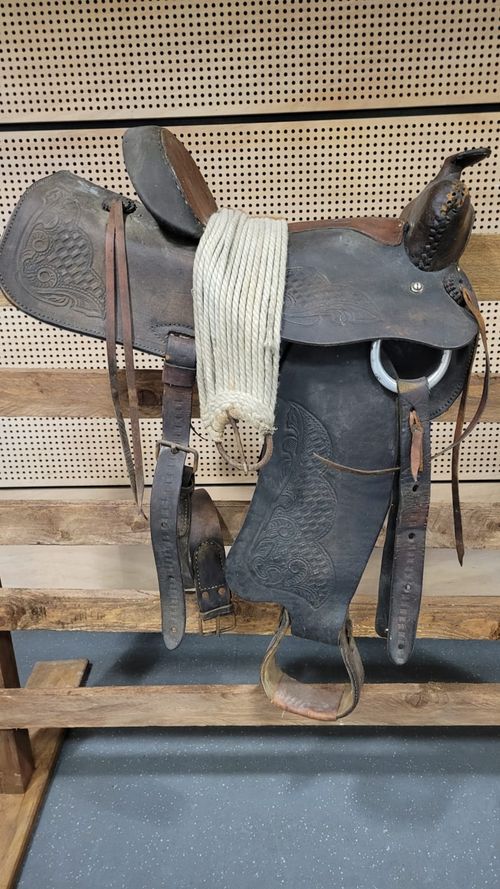 selle de cheval posée sur un support en bois