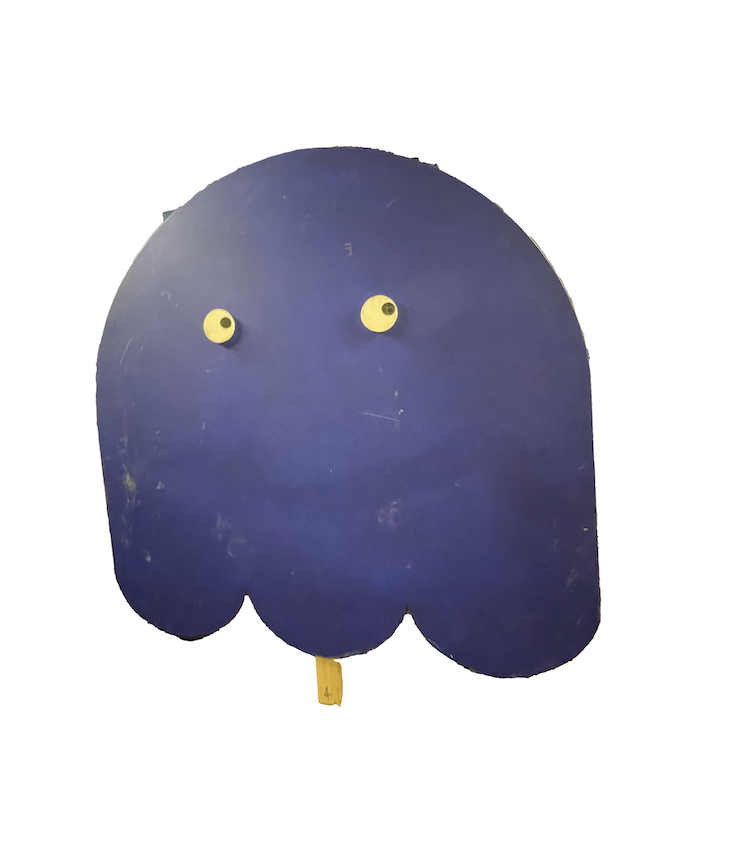 Pac-Man bleu décoratif utilisé comme élément de scénographie rétro, inspiré des jeux vidéo des années 80.