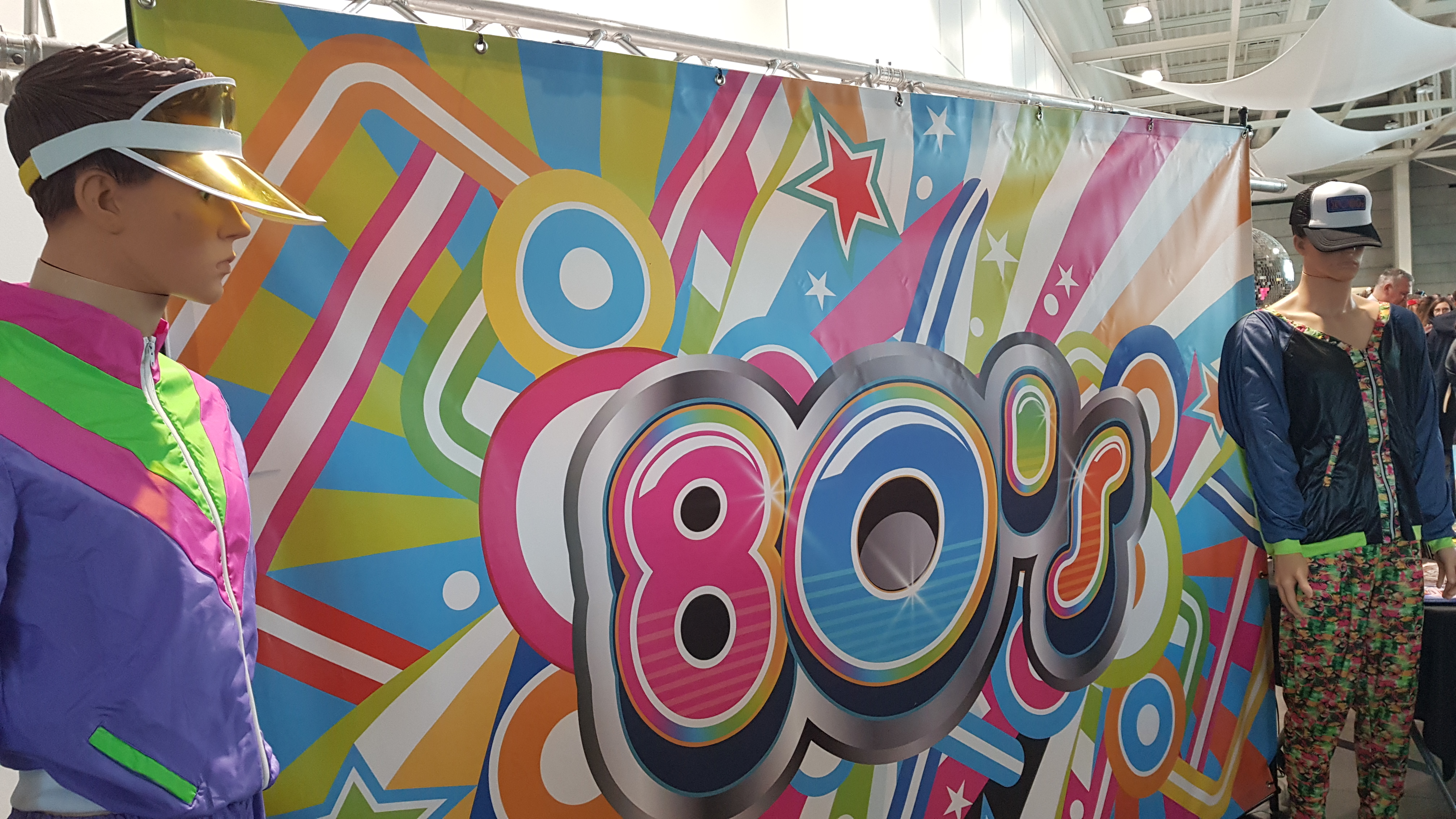 Toile tendue colorée thème Années 80 avec motifs graphiques rétro, utilisée comme décor événementiel et fond photo.