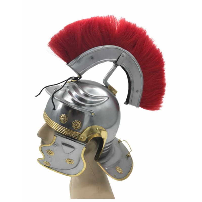 Casque de centurion romain décoratif avec crête frontale rouge, présenté sur un support pour une scénographie événementielle à thème Antiquité.