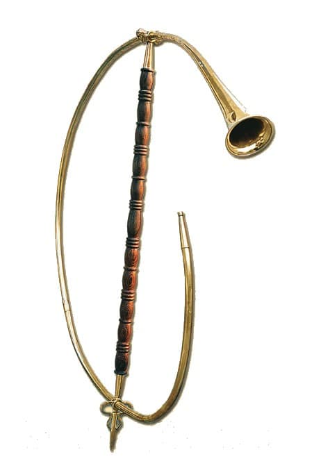 Cornu militaire romaine décorative en métal, instrument antique courbé utilisé comme élément de scénographie événementielle à thème Empire romain.