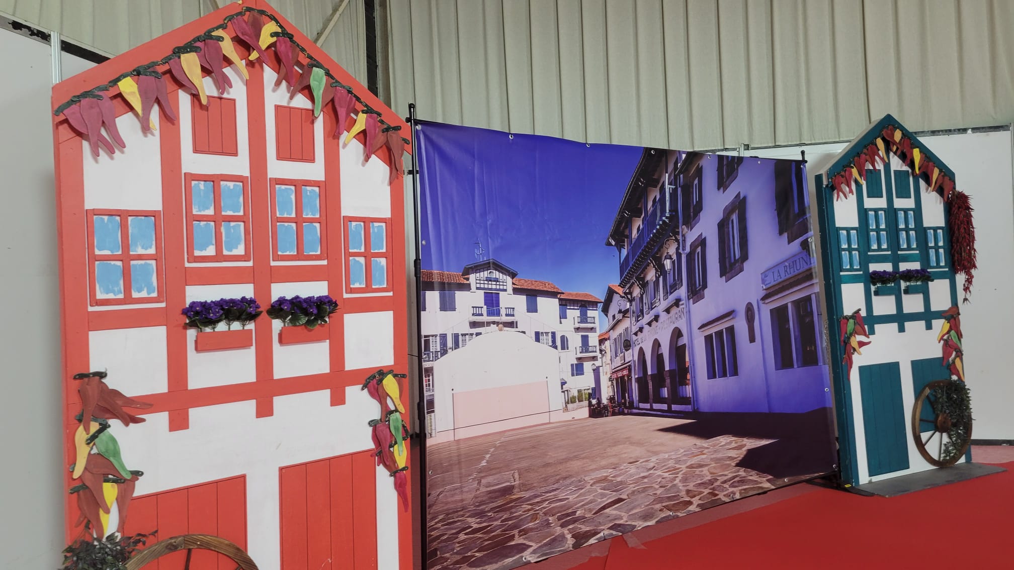 Toile tendue fronton, décoration événementielle à louer – Mon Décor à Louer