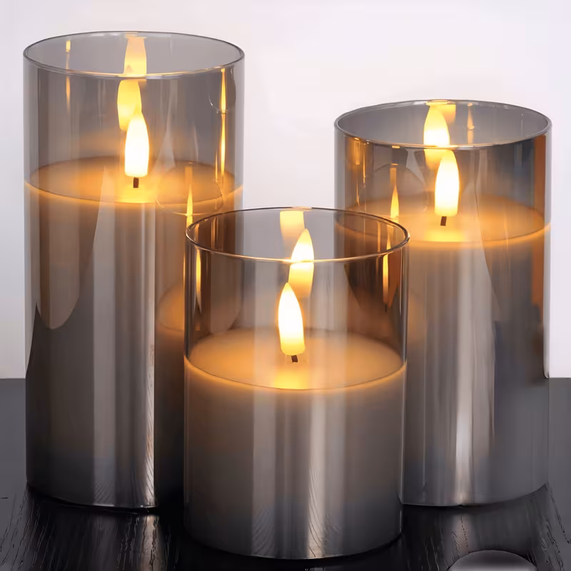 Lot de 3 bougies LED de différentes tailles pour décoration événementielle, ambiance chaleureuse et sécurisée.