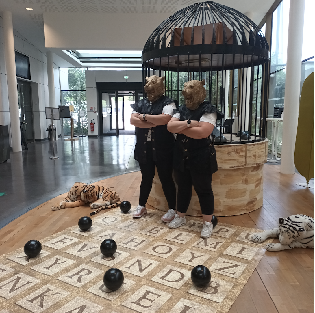 Bâche décorative représentant les lettres au sol avec boulets, inspirée du thème Défis du Fort – location décor immersif à Bordeaux.