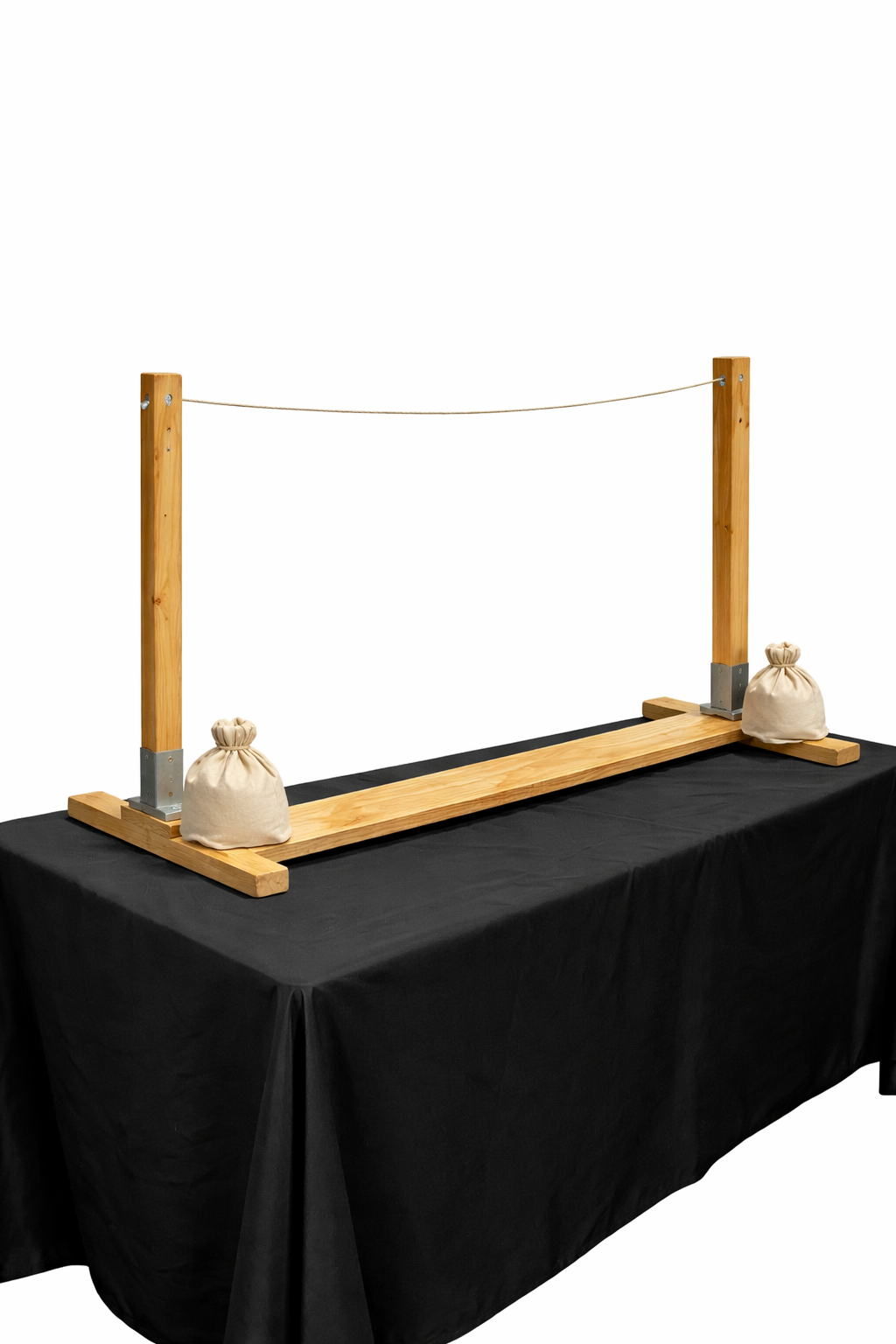 Épreuve du poids lors d’une animation événementielle, défi d’endurance consistant à maintenir un poids au-dessus d’un fil sans le toucher.