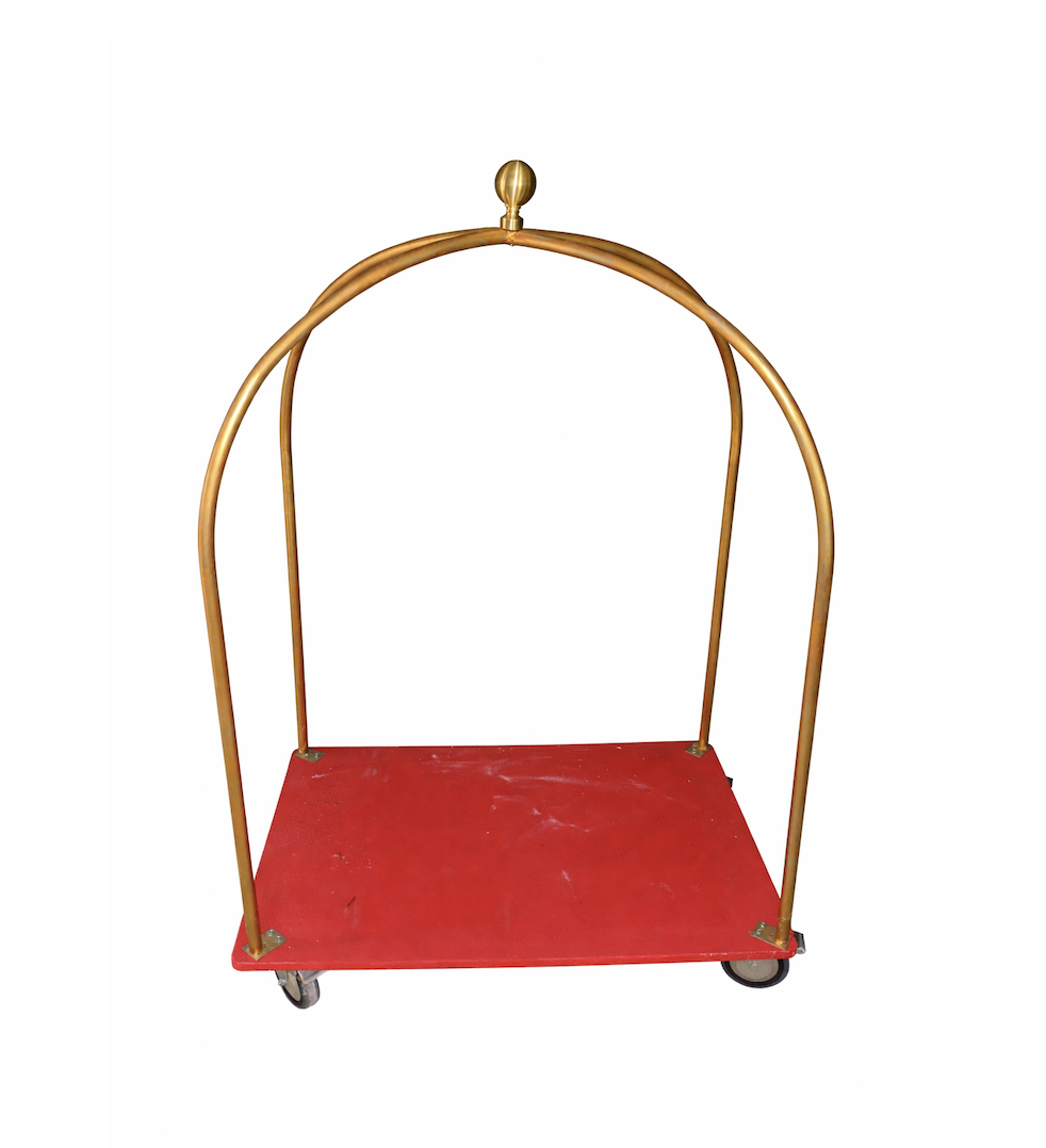 Chariot à bagages décoratif en location pour événement, idéal pour une scénographie danse inspirée de Dirty Dancing ou thème Angleterre.