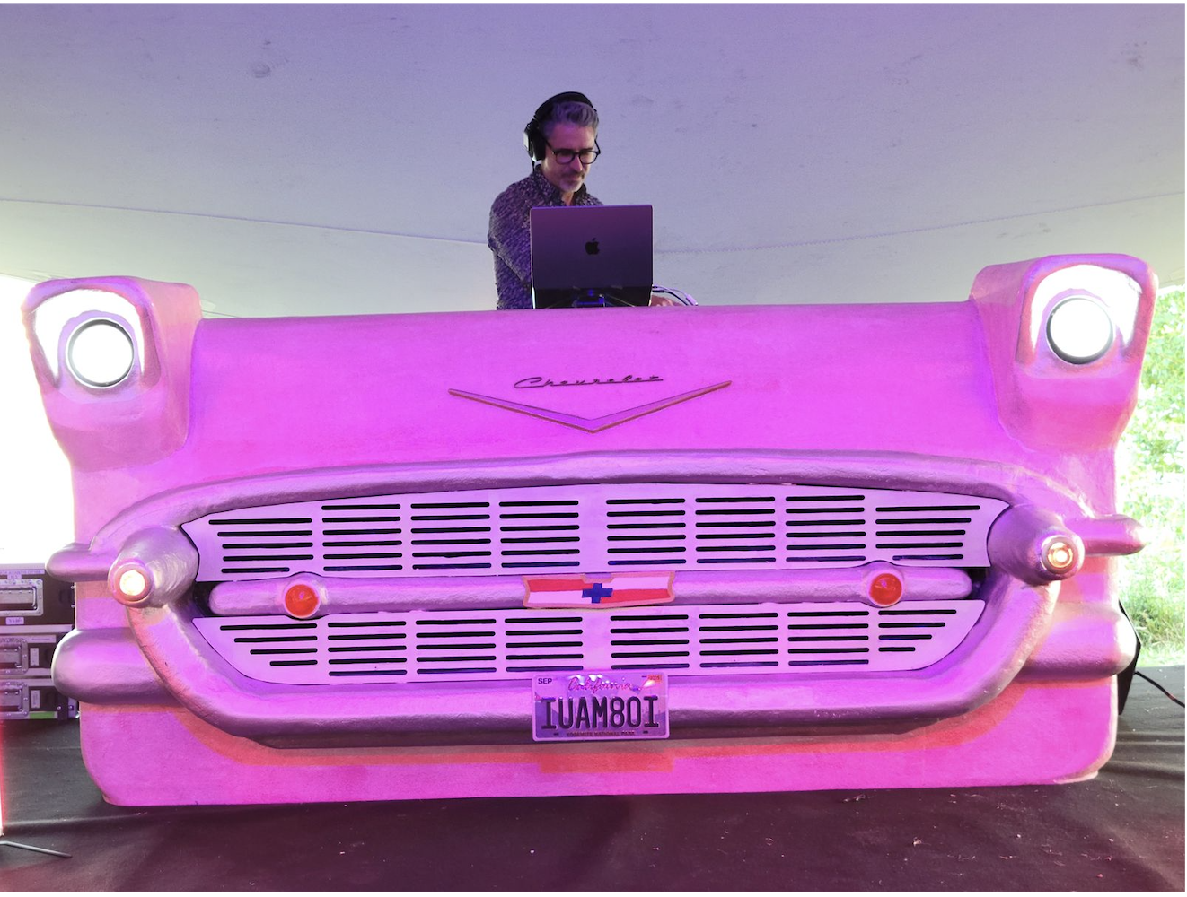 Façade de voiture américaine vintage rose ou bleue, décoration cubaine et années 50 – location de décor événementiel à Bordeaux.
