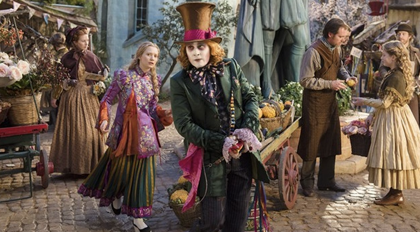 Toile tendue Alice au marché représentant une scène inspirée d’Alice au pays des merveilles, décor événementiel immersif.