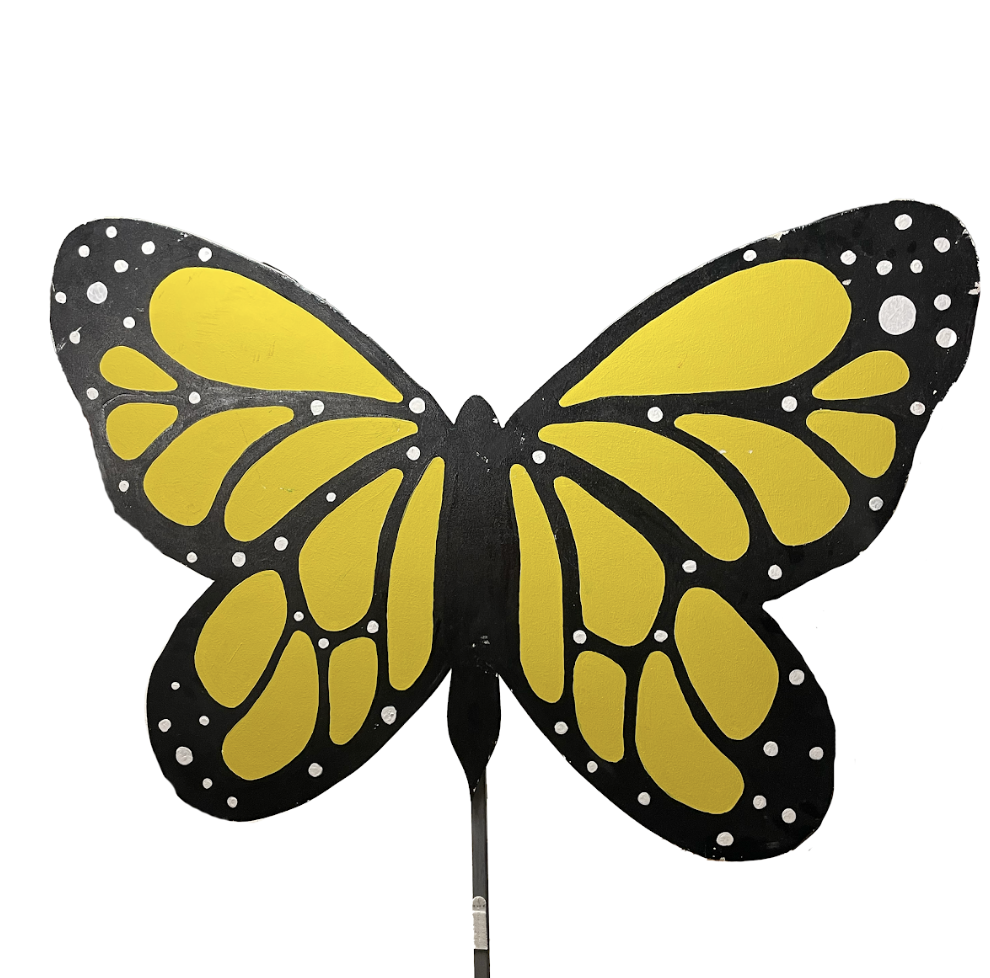 Papillon sur socle jaune, décoration événementielle à louer – Mon Décor à Louer