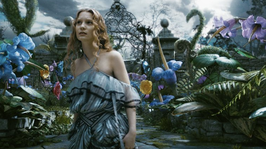 Toile tendue Alice représentant une scène féerique inspirée d’Alice au pays des merveilles, décor immersif pour événement.